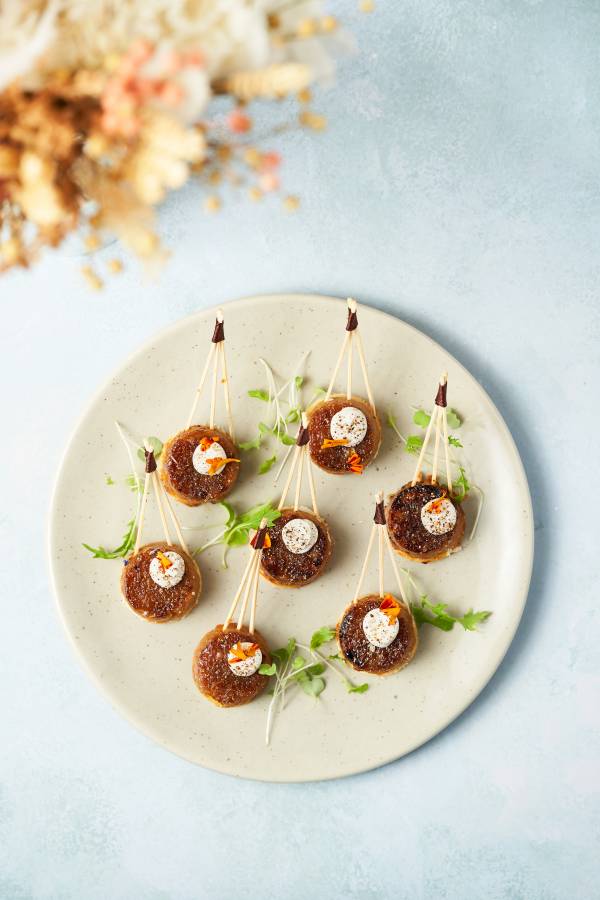 Cube de coeur de saumon pané aux herbes et à la pistache, crème citronnée et aneth – Image 2