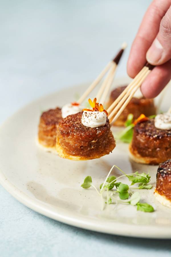 Cube de coeur de saumon pané aux herbes et à la pistache, crème citronnée et aneth – Image 3