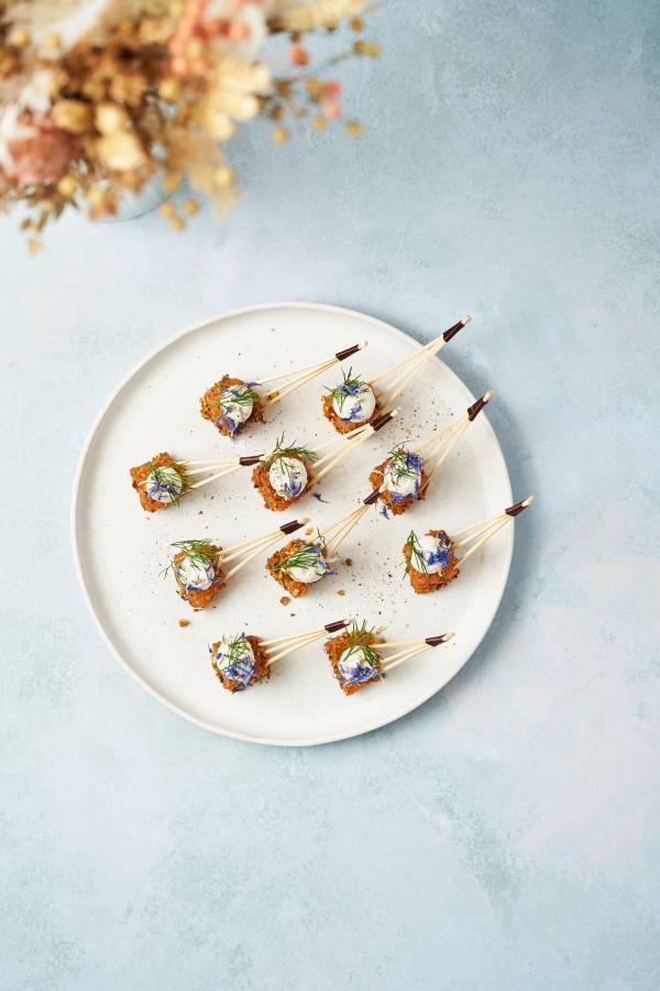 Cube de coeur de saumon pané aux herbes et à la pistache, crème citronnée et aneth – Image 4