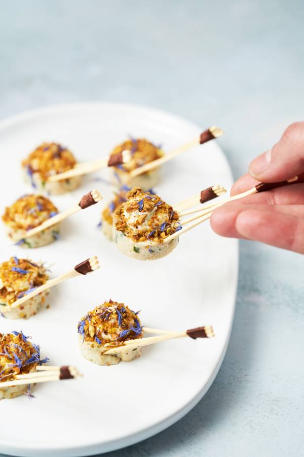 Cube de coeur de saumon pané aux herbes et à la pistache, crème citronnée et aneth – Image 8