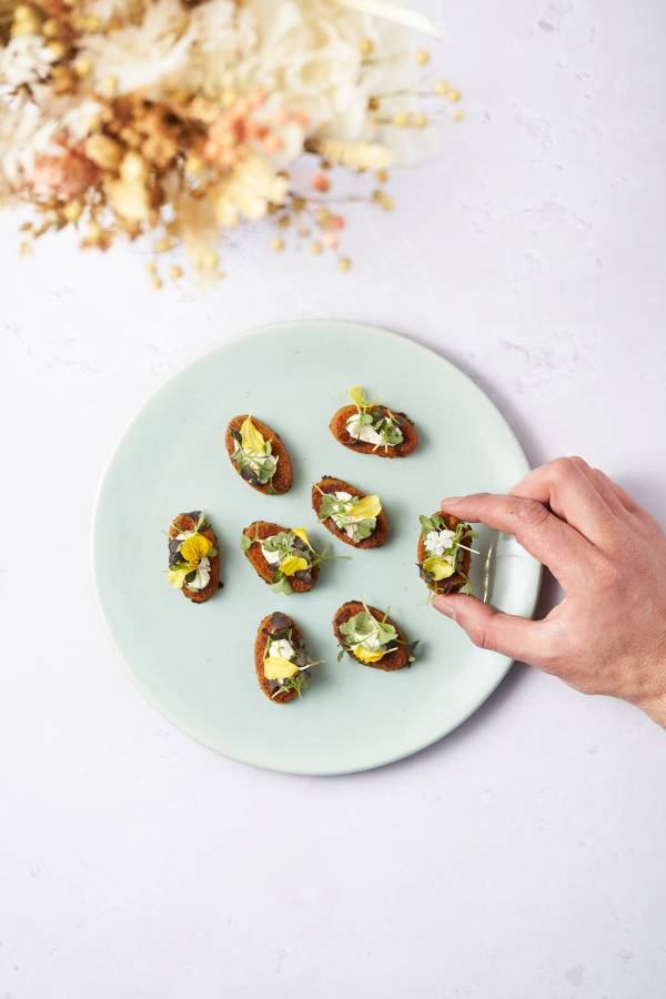 Cube de coeur de saumon pané aux herbes et à la pistache, crème citronnée et aneth – Image 10