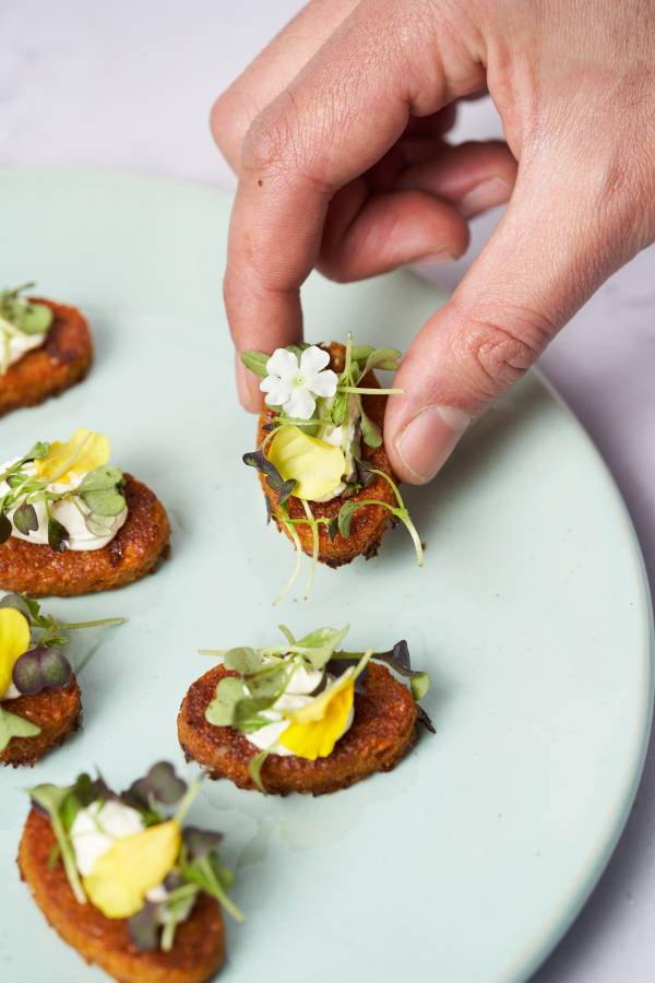 Cube de coeur de saumon pané aux herbes et à la pistache, crème citronnée et aneth – Image 11