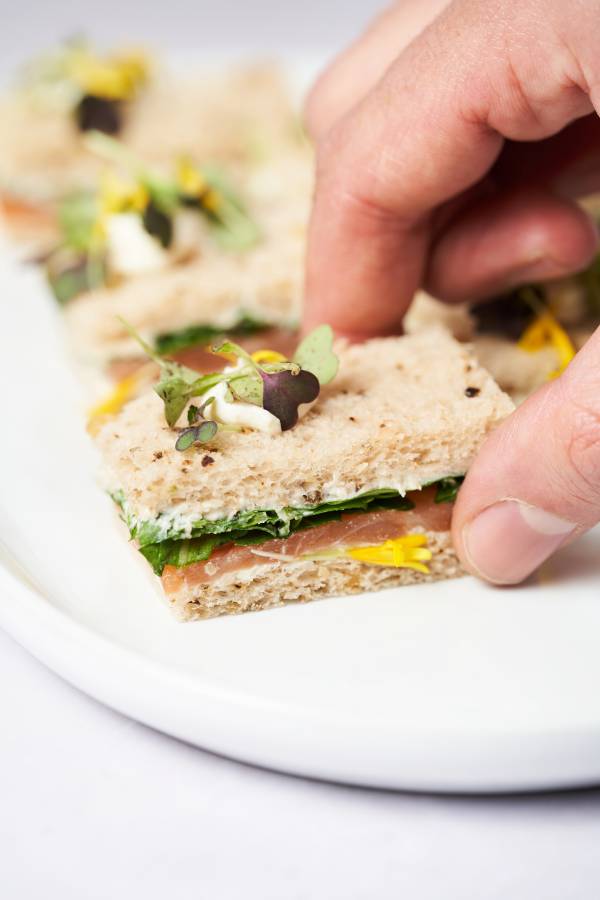 Cube de coeur de saumon pané aux herbes et à la pistache, crème citronnée et aneth – Image 12
