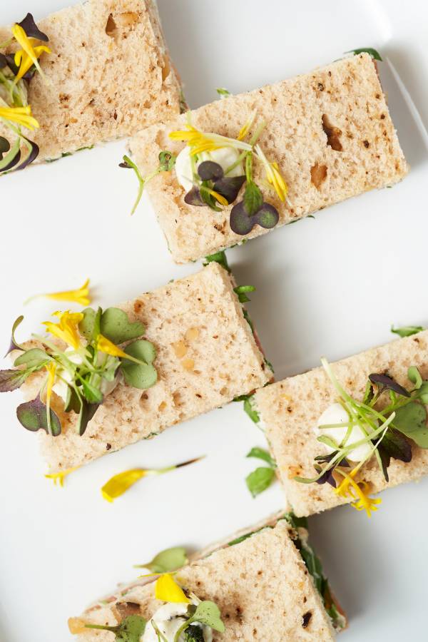 Cube de coeur de saumon pané aux herbes et à la pistache, crème citronnée et aneth – Image 13
