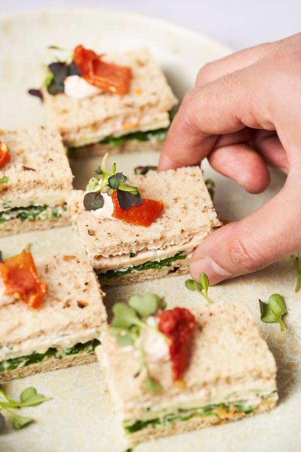 Cube de coeur de saumon pané aux herbes et à la pistache, crème citronnée et aneth – Image 15