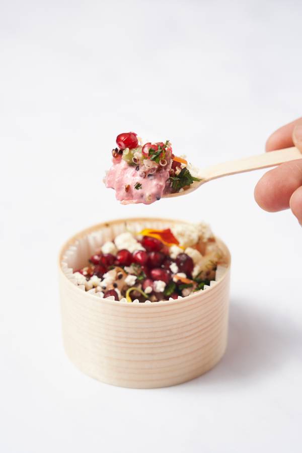 Salade de quinoa, menthe fraîche, feta, pois chiches & houmous de betterave