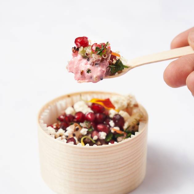Salade de quinoa, menthe fraîche, feta, pois chiches & houmous de betterave